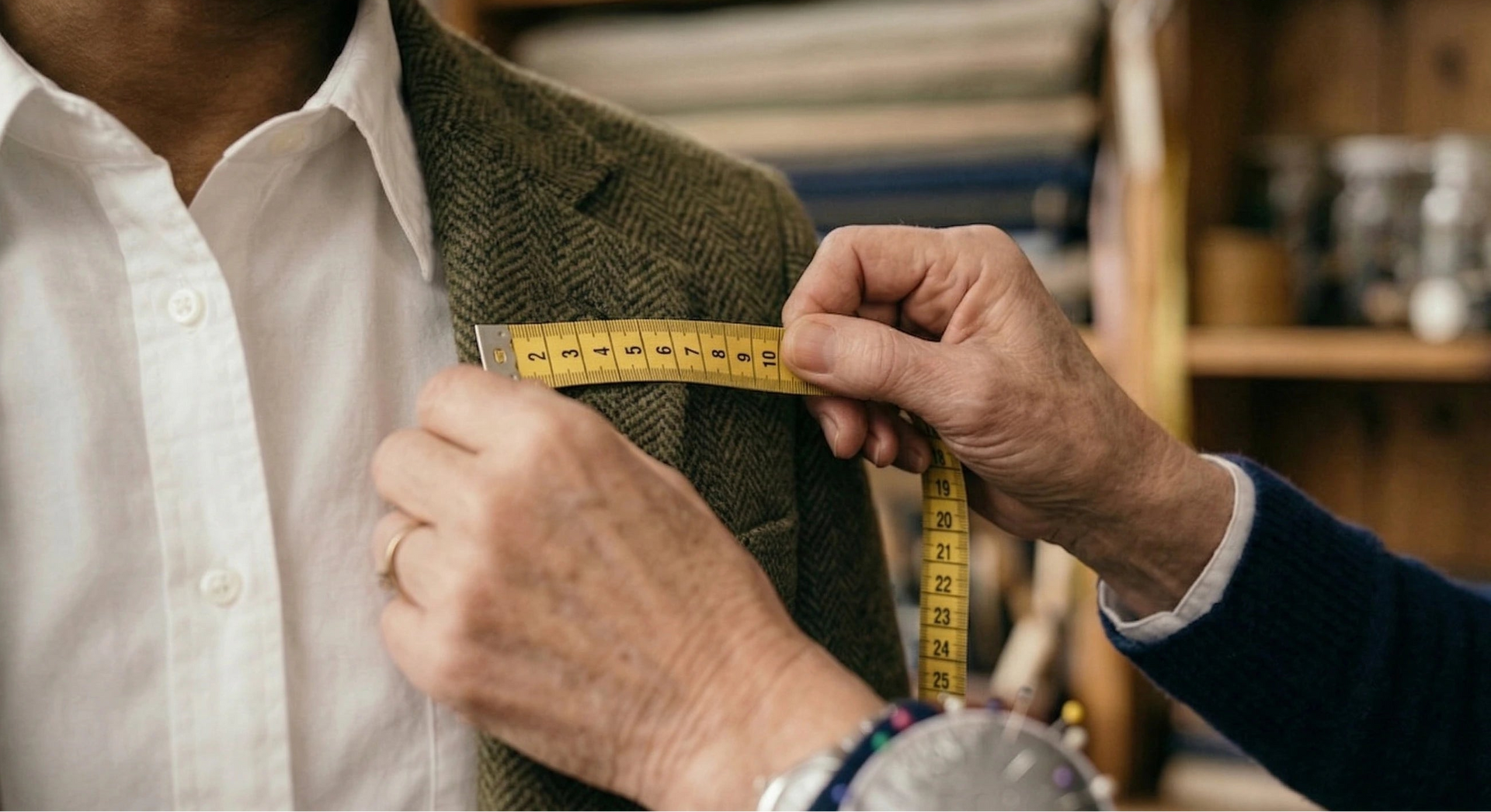 Modistas de Maniquí trabajando en el taller de arreglos de ropa en Valencia