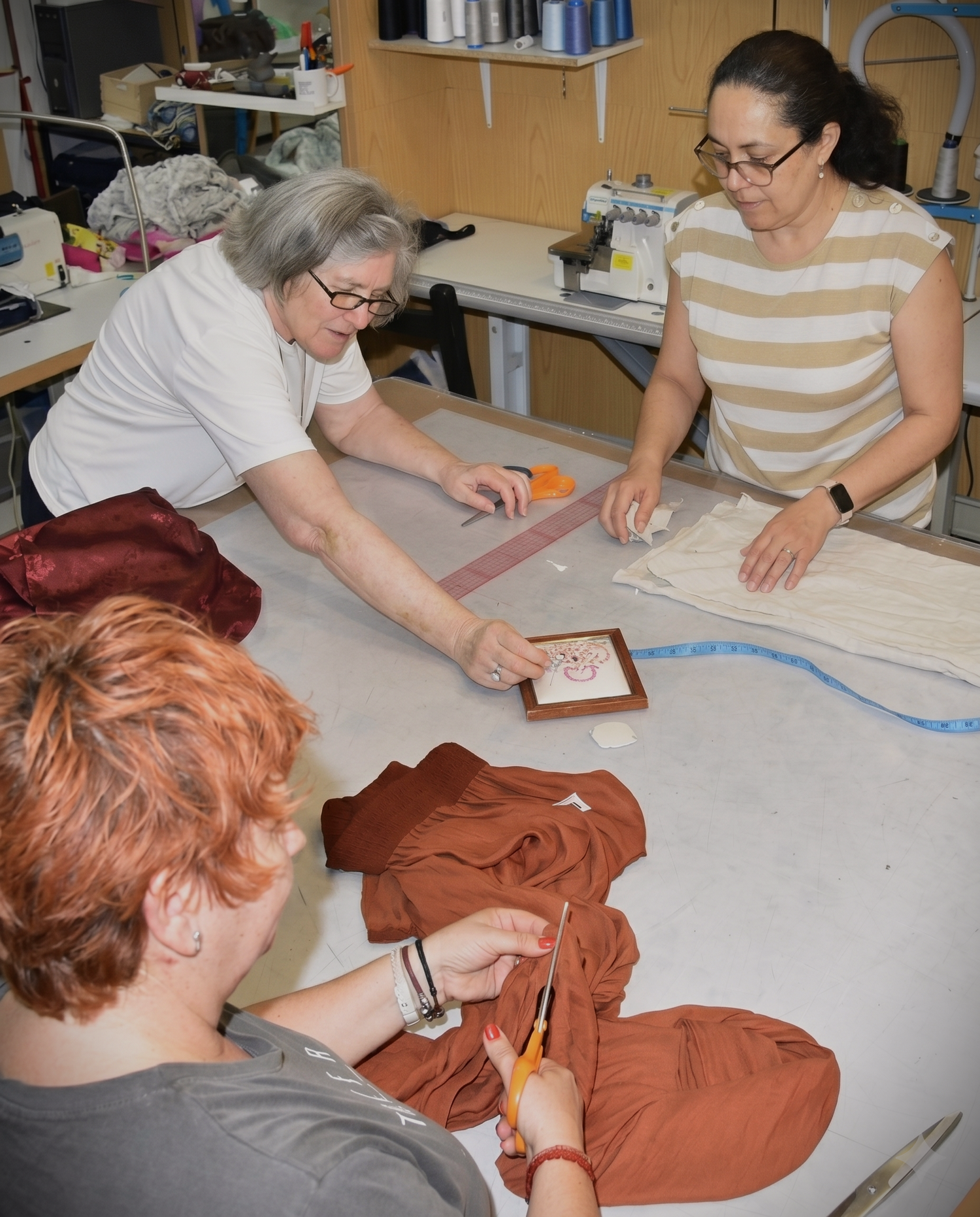 Las tres modistas de Maniquí cosiendo en su taller de Valencia